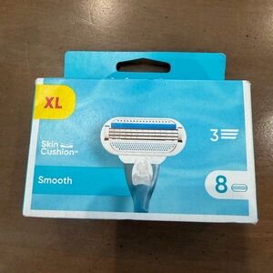 New in box! Pack of 8 Gilette Venus razor blade refills